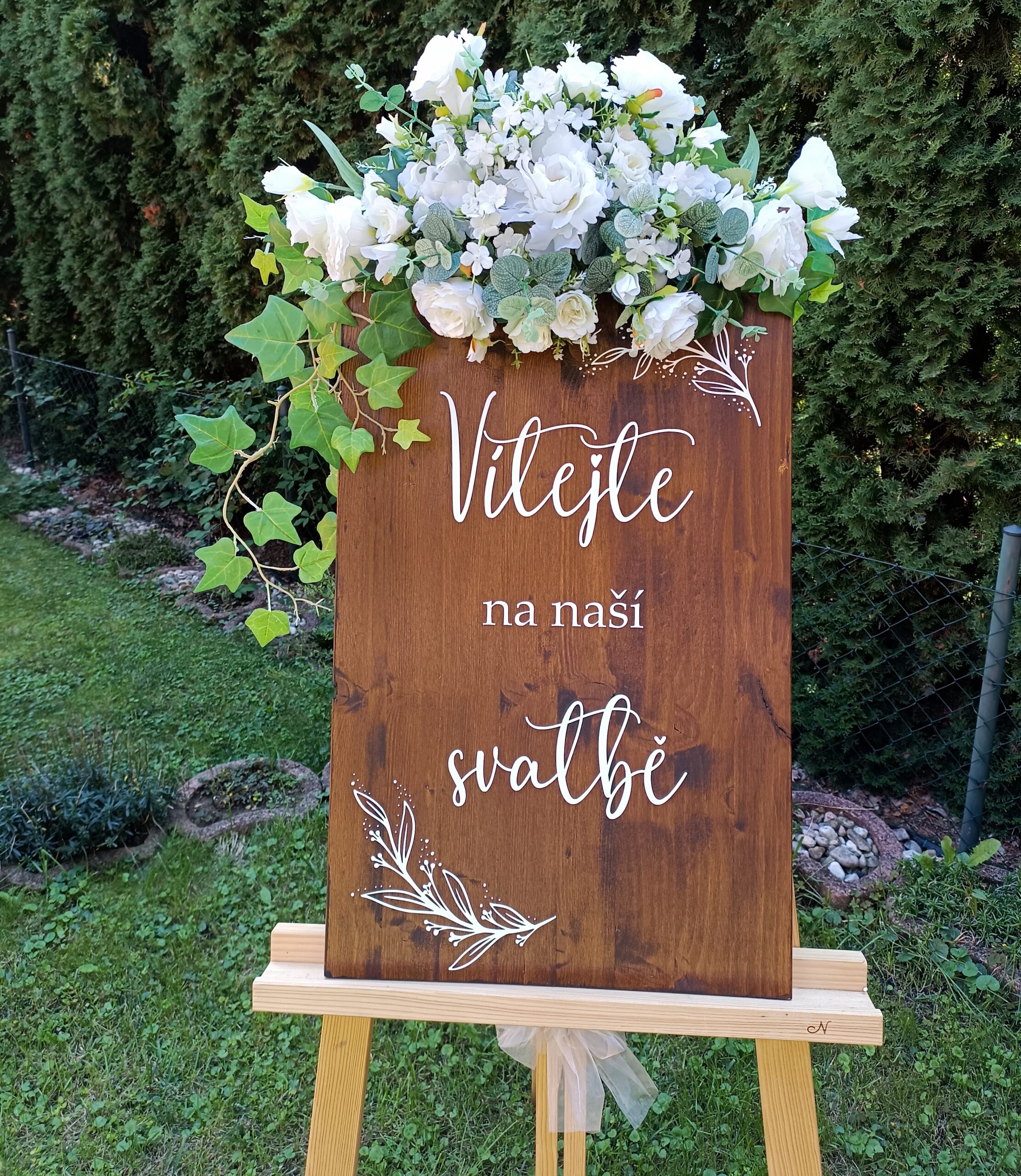 Uvítací cedule a směrovky